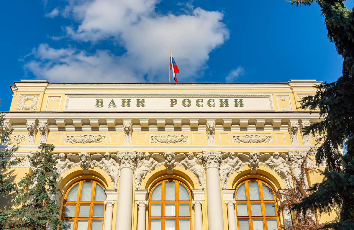 Банк России возобновил печать банкнот номиналами 5 и 10 рублей.